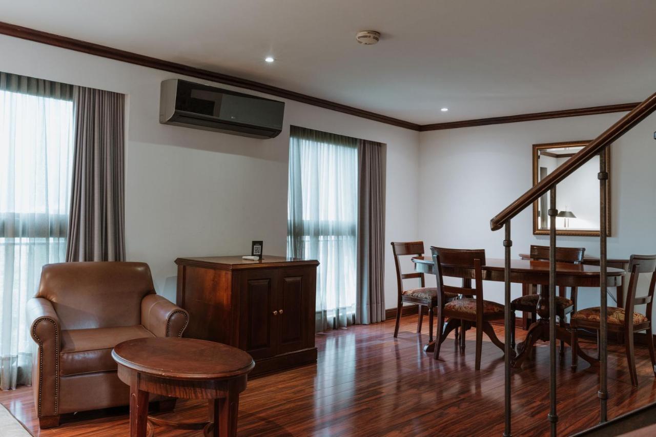 Hotel Park 10 Medellín Exterior foto A living room in a typical apartment